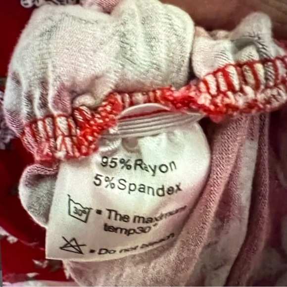 Red Floral Short Sleeve v-neck top with ruching - Picture 6 of 7